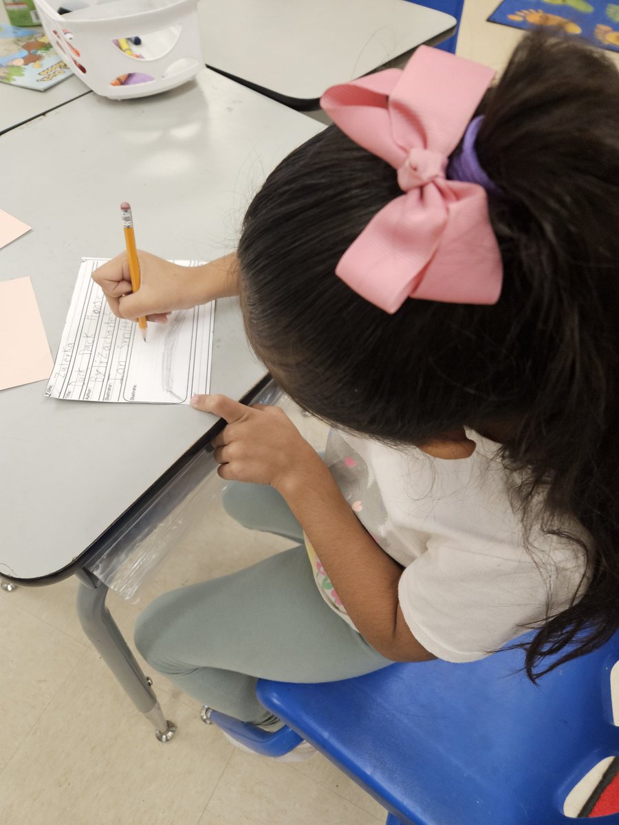 Maria_E_Becerra's tweet photo. #1stGradersRock as they work on their book reports for our 2nd #LanguageToLiteracy poster! @VJBrashear44 @Jayild1 @FabensElementa1 @FabensISD https://t.co/huNRFmBP1b