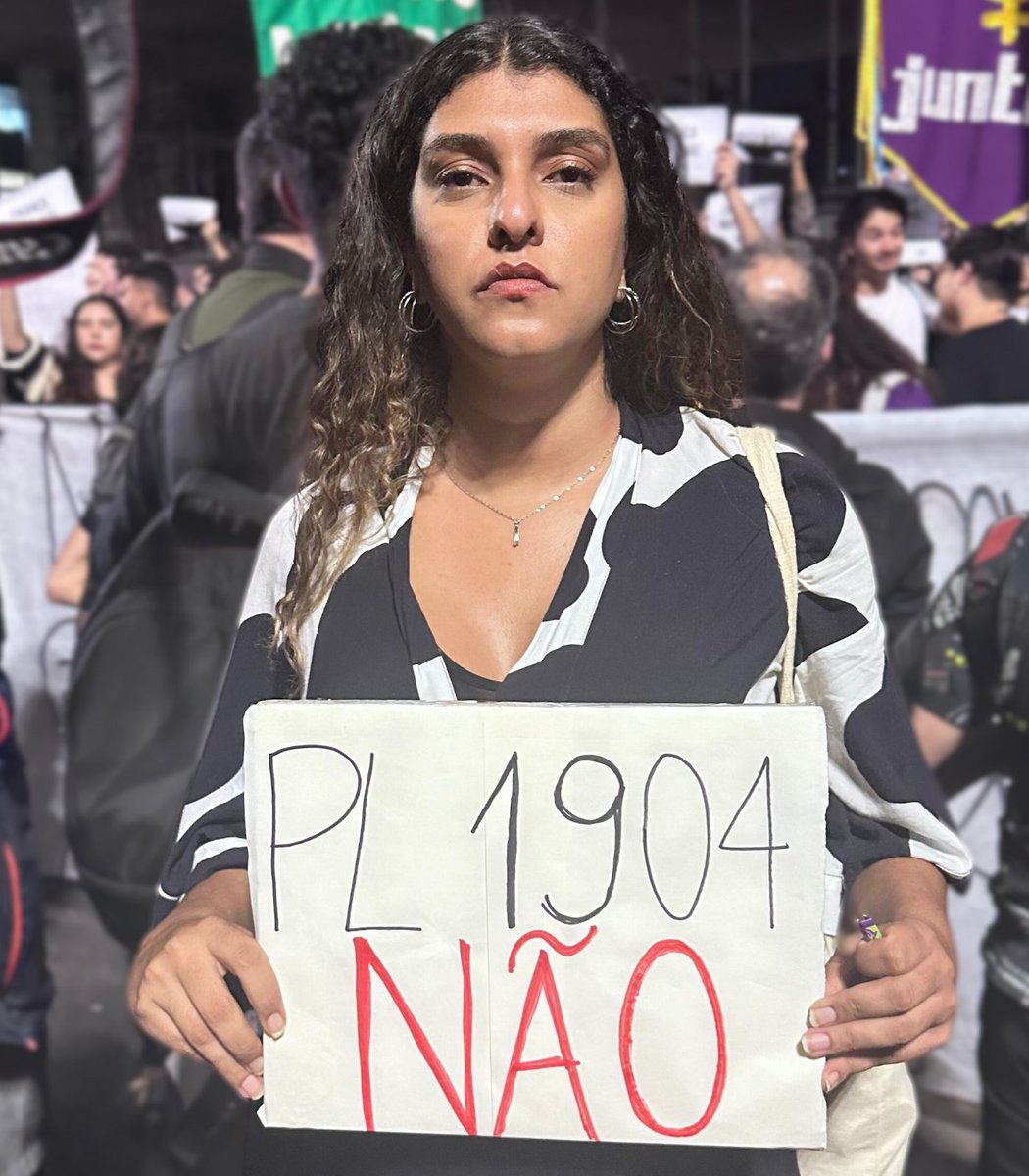 ErikakHilton's tweet photo. 🔴 CRIANÇA NÃO É MÃE

Representantes do nosso mandato já estão nos Atos Contra o PL 1904 em São Paulo e em Brasília.

O boato de que após a pressão popular nas redes o Projeto não será votado esse semestre ou que vão "suavizá-lo" jamais nos acalmará enquanto existir esse Projeto que protege estupradores e pedófilos.

E nós continuaremos nos manifestando, nas ruas ou nas redes, até que essa monstruosidade seja derrubada. Pois a única mudança que um relator de "centro" pode fazer para "melhorá-lo" é rasgá-lo.

Sigamos lutando, pra que a bancada do estupro e os apoiadores desse Projeto da Gravidez Infantil continuem amedrontados.

E quem não pode vir, continue lutando nas redes, votando contra o Projeto na enquete da Câmara e se manifestando contra ele.

#ATOCONTRAPL1904
#CriançaNãoÉMãe
FANDOMS CONTRA A PL 1904