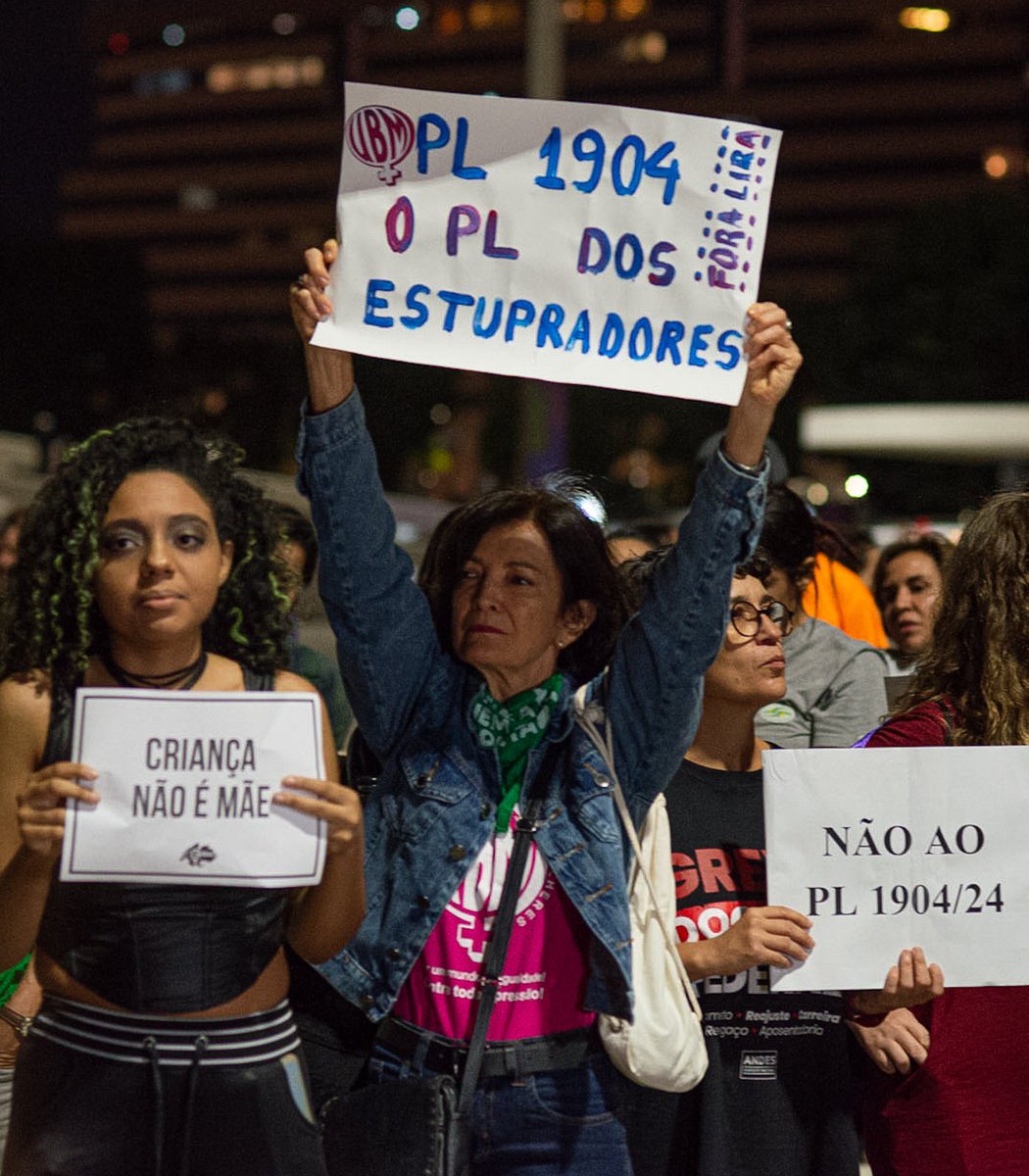 ErikakHilton's tweet photo. 🔴 CRIANÇA NÃO É MÃE

Representantes do nosso mandato já estão nos Atos Contra o PL 1904 em São Paulo e em Brasília.

O boato de que após a pressão popular nas redes o Projeto não será votado esse semestre ou que vão "suavizá-lo" jamais nos acalmará enquanto existir esse Projeto que protege estupradores e pedófilos.

E nós continuaremos nos manifestando, nas ruas ou nas redes, até que essa monstruosidade seja derrubada. Pois a única mudança que um relator de "centro" pode fazer para "melhorá-lo" é rasgá-lo.

Sigamos lutando, pra que a bancada do estupro e os apoiadores desse Projeto da Gravidez Infantil continuem amedrontados.

E quem não pode vir, continue lutando nas redes, votando contra o Projeto na enquete da Câmara e se manifestando contra ele.

#ATOCONTRAPL1904
#CriançaNãoÉMãe
FANDOMS CONTRA A PL 1904