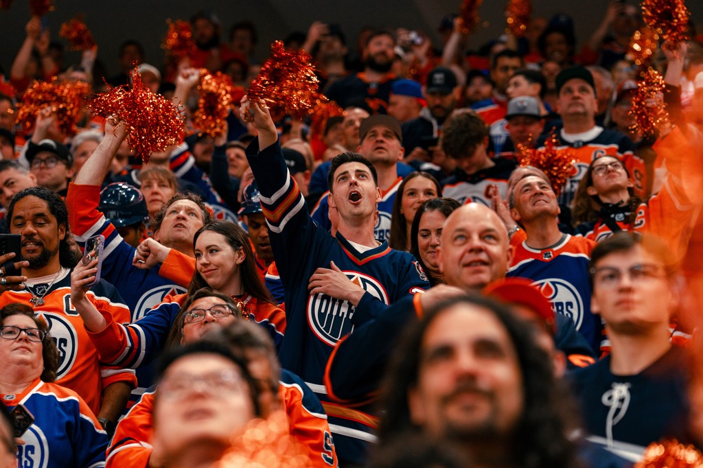 RogersPlace's tweet photo. 🧡💙 The Stanley Cup Final has shifted to #RogersPlace. 

Let's show them what #OilCountry's got. https://t.co/1Wlf2u1aBY