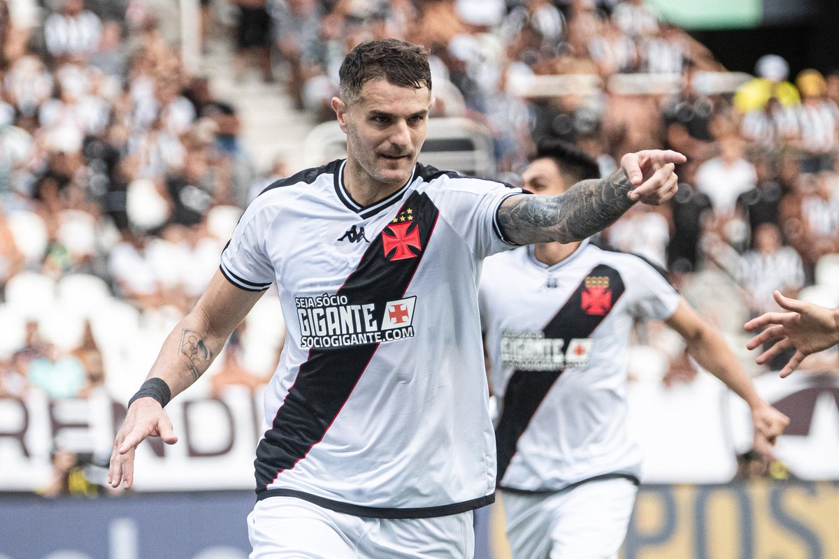 jbutrucci's tweet photo. 🚨 | Vasco possui cinco jogadores pendurados para o confronto diante do Palmeiras. 

São eles: Lucas Piton, Galdames, Zé Gabriel, Sforza e Vegetti. 

Árbitro do jogo é Ramon Abatti Abel, com média de 5 cartões por jogo.

Próximo jogo é contra o Cruzeiro.

📸 Leandro Amorim/Vasco https://t.co/Wx8Jn7C3k5