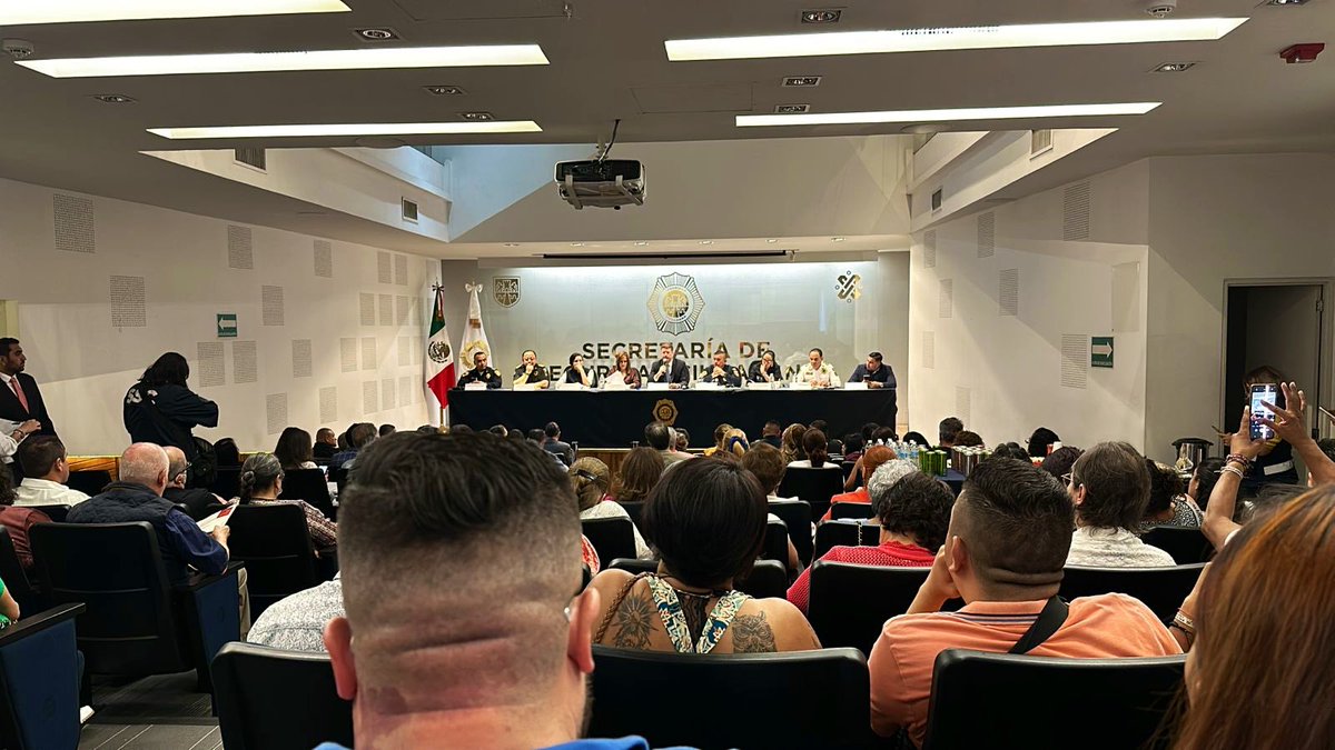 PoligonoMH's tweet photo. @ParquesPolanco8 @PabloVazC @CuadranteME @OVIALCDMX @GrupoModelo_MX @p1chagoya @LagoAlbertoMH @ObservatorioGC @BethyanaV @ExplorandoMH @tododemh @granada_mx @ANTICORRUPCIO17 @colanahuac_cdmx @PAG_Anahuac También reportamos:
—Combis #Ruta28 ocupan Moliere ambos lados: Miyana y ciclovía
—Taxis como peseros parados afuera de #MetroPolanco
—Movilidad colapsada por falta de respeto a discos de #NoEstacionarse en Cervantes, Presa Falcón, Lago Zurich, Mariano Escobedo, Lago Alberto https://t.co/kKLQMnLHeq
