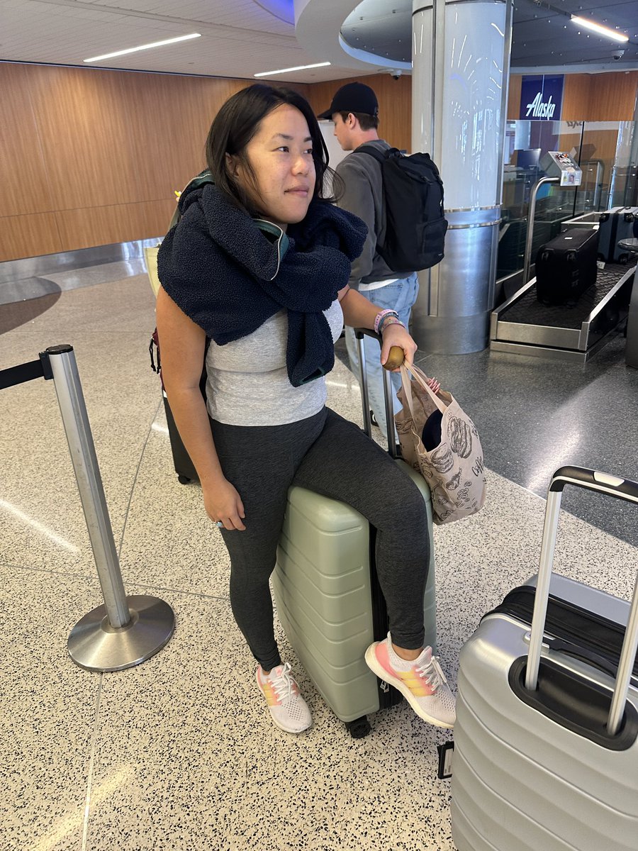 NatLayBoo's tweet photo. A story in 4 parts/Day 1: airport, before takeoff, during flight, after landing https://t.co/8FLEujrs7D