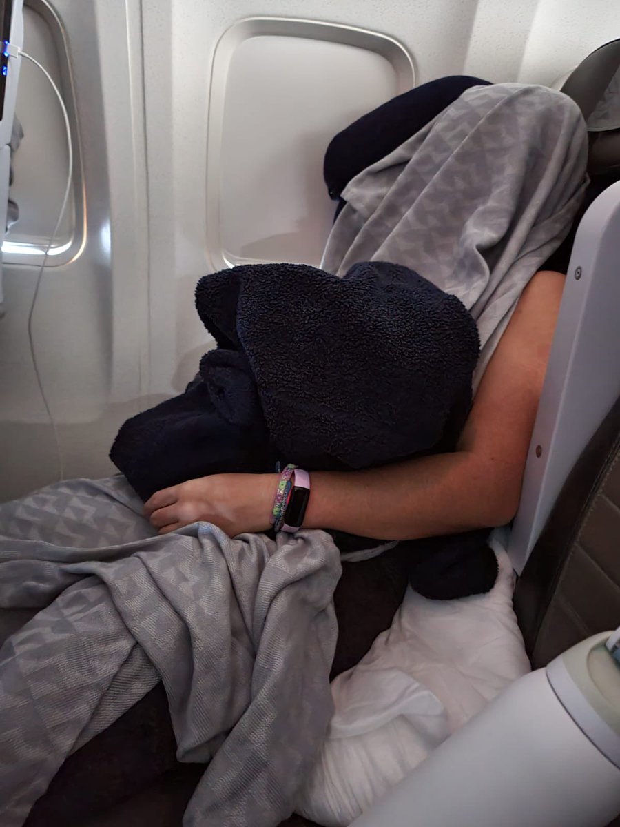 NatLayBoo's tweet photo. A story in 4 parts/Day 1: airport, before takeoff, during flight, after landing https://t.co/8FLEujrs7D