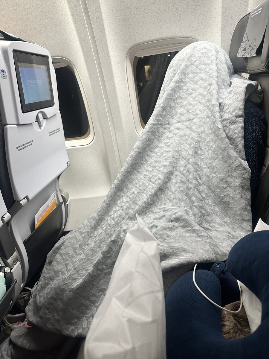 NatLayBoo's tweet photo. A story in 4 parts/Day 1: airport, before takeoff, during flight, after landing https://t.co/8FLEujrs7D