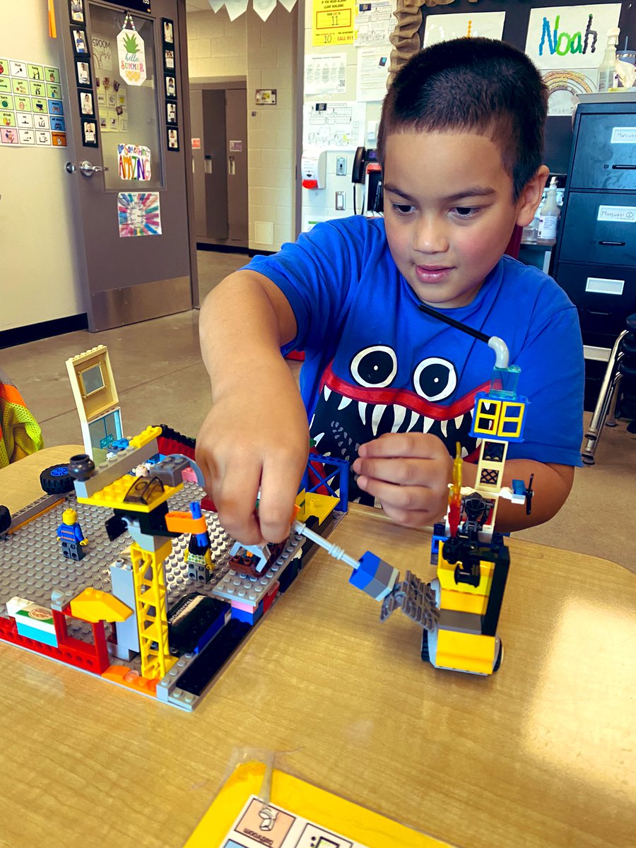 EastviewGAINS's tweet photo. So many creative Lego creations!🌟@eastview_p https://t.co/PtEW0CxMs8