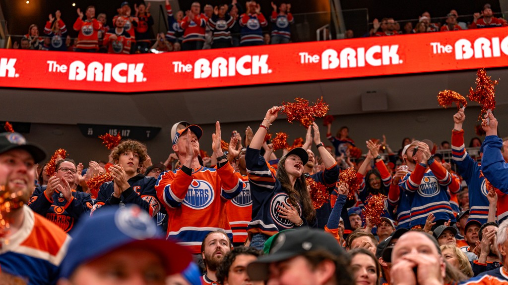 RogersPlace's tweet photo. 🧡💙 The Stanley Cup Final has shifted to #RogersPlace. 

Let's show them what #OilCountry's got. https://t.co/1Wlf2u1aBY