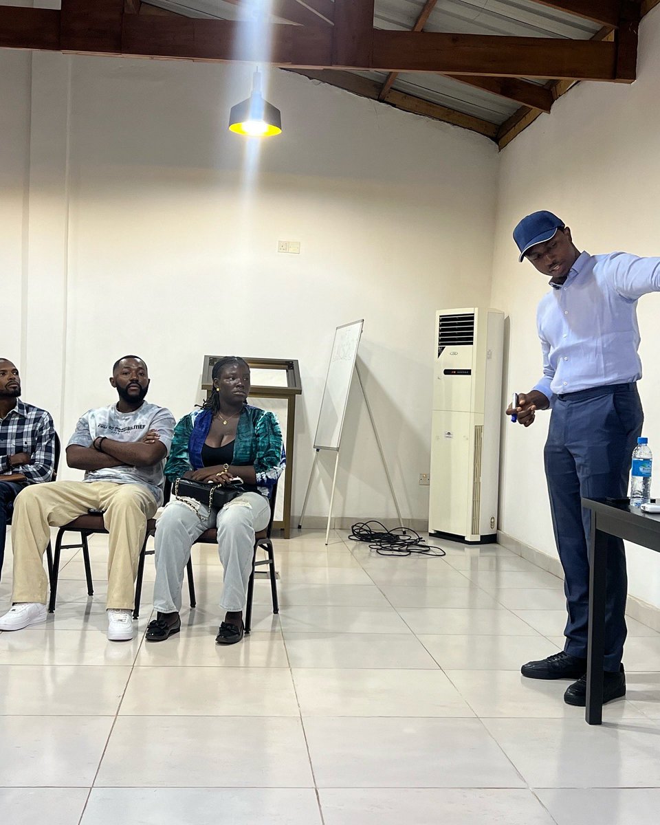 mello_seven's tweet photo. Today was a productive day, as I was part of a handful of creative people who attended an interactive and informative session with @Duzoraniel from Nigeria at LACS Villa courtesy of @Telemfreetown . The vibe was great and Cheers to a brighter future.🥂 https://t.co/L6hu0pDjR1