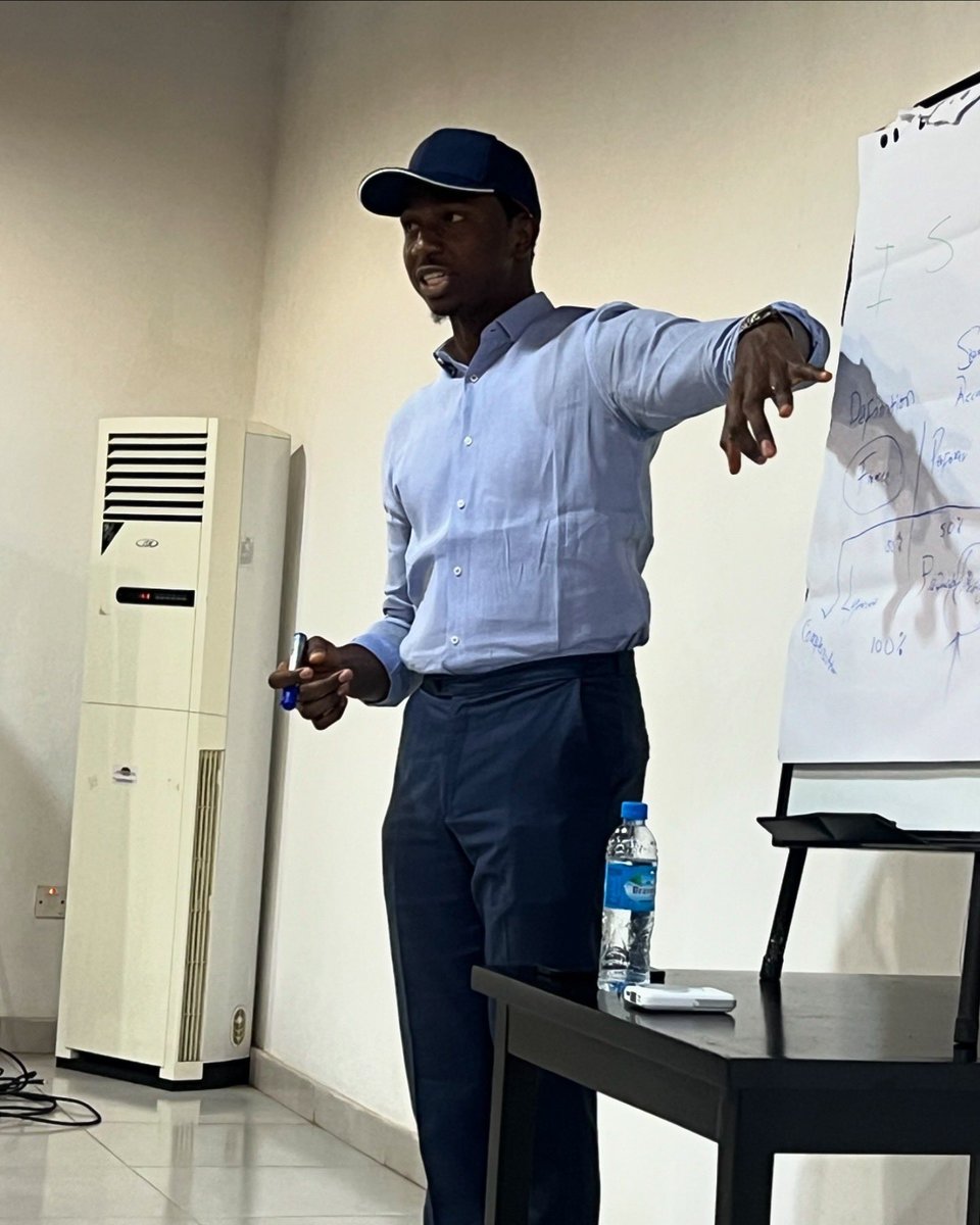 mello_seven's tweet photo. Today was a productive day, as I was part of a handful of creative people who attended an interactive and informative session with @Duzoraniel from Nigeria at LACS Villa courtesy of @Telemfreetown . The vibe was great and Cheers to a brighter future.🥂 https://t.co/L6hu0pDjR1