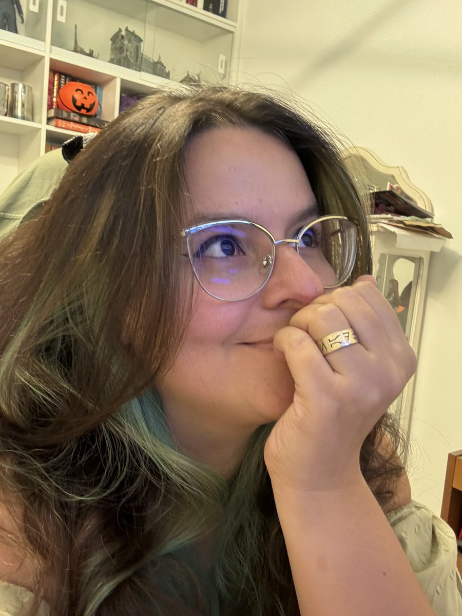 nadja_lirio_'s tweet photo. Sentadinha aqui contando os minutos pro nosso bate-papo sobre mecânicas para um RPG de horror seguro na @semanadejogo já já 💜 https://t.co/Lh1KHsvCCF