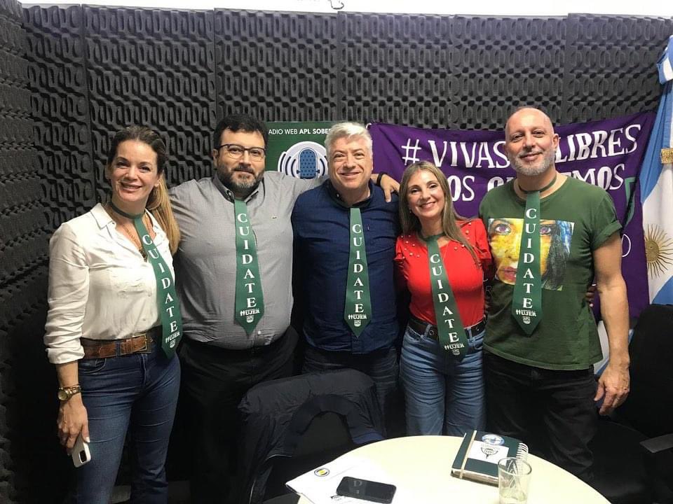 Décimotercero envío de “ACÁ ESTAMOS” por Radio Web APL Soberana. 
En la primera parte tuvimos la visita de Luis Nieva presidente de la Comisión de Masculinidades Copartícipes y Diego Varela Soria compañero legislativo del sector de Senado, contactamos telefónicamente a👇