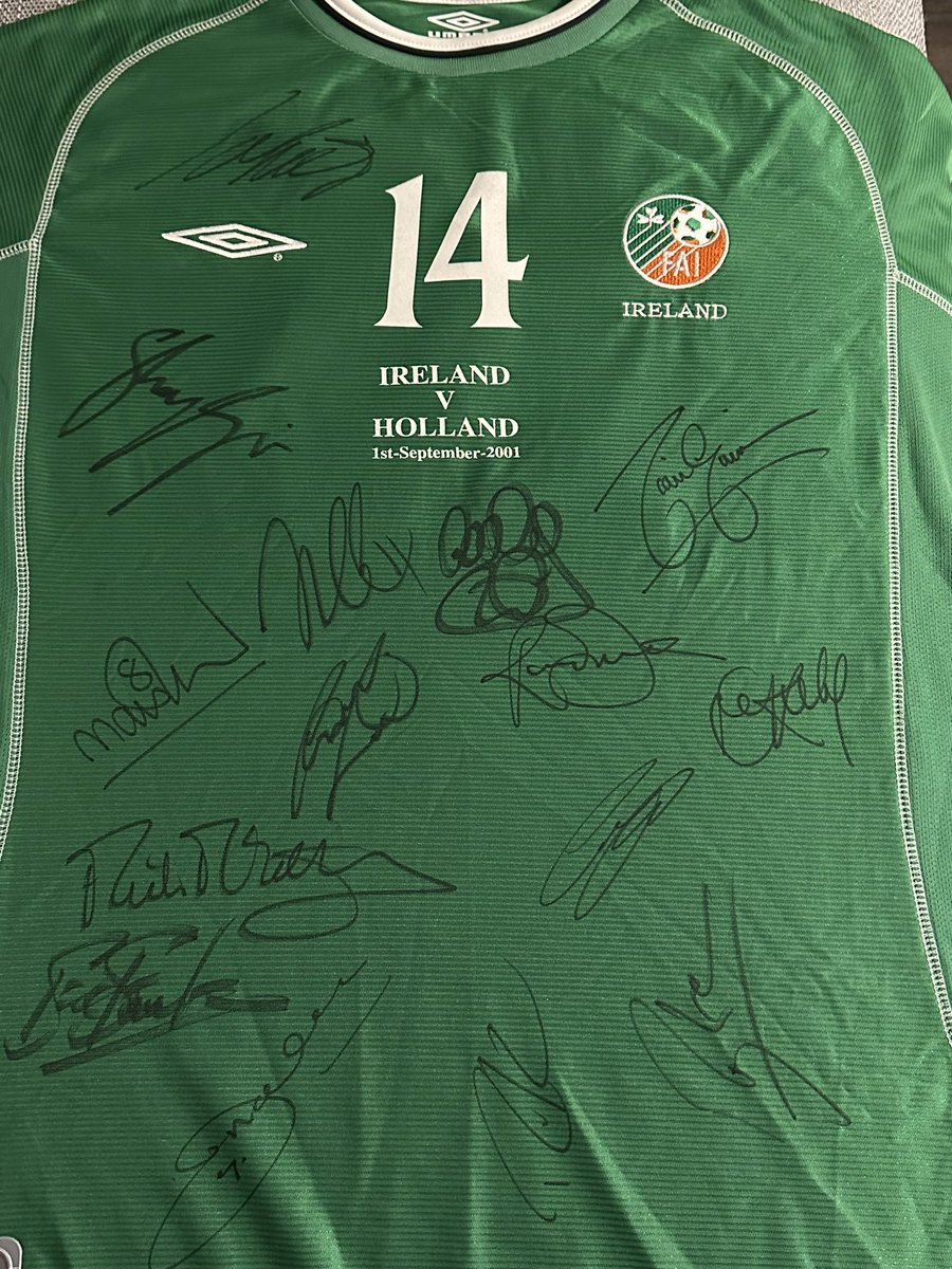 Thanks <a href="/morrisonclinton/">Clinton Morrison</a> !! Thanks also to <a href="/offtheball/">Off The Ball</a> for the great Euros event!! 4 squad members left to #signmyjersey…Who’s next? #15of19 #IRLHOL <a href="/MrDavidConnolly/">David Connolly</a> <a href="/OB_40/">Andy O'Brien</a> #garykelly #stevefinnan