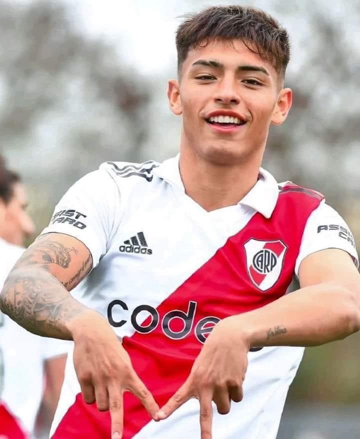 navarreta16's tweet photo. Ándate pibe, que ahora con Bareiro no jugas mas, y no lo digo de malo, lo comento por que #Demichellis no se va a ir y a los pibes no se les debe poner cuando las papas quemas ,debes seguir teniendo rodaje vos . Tápale la 🤐 a los dirigentes… 🙏 https://t.co/7JhuzOnW1L