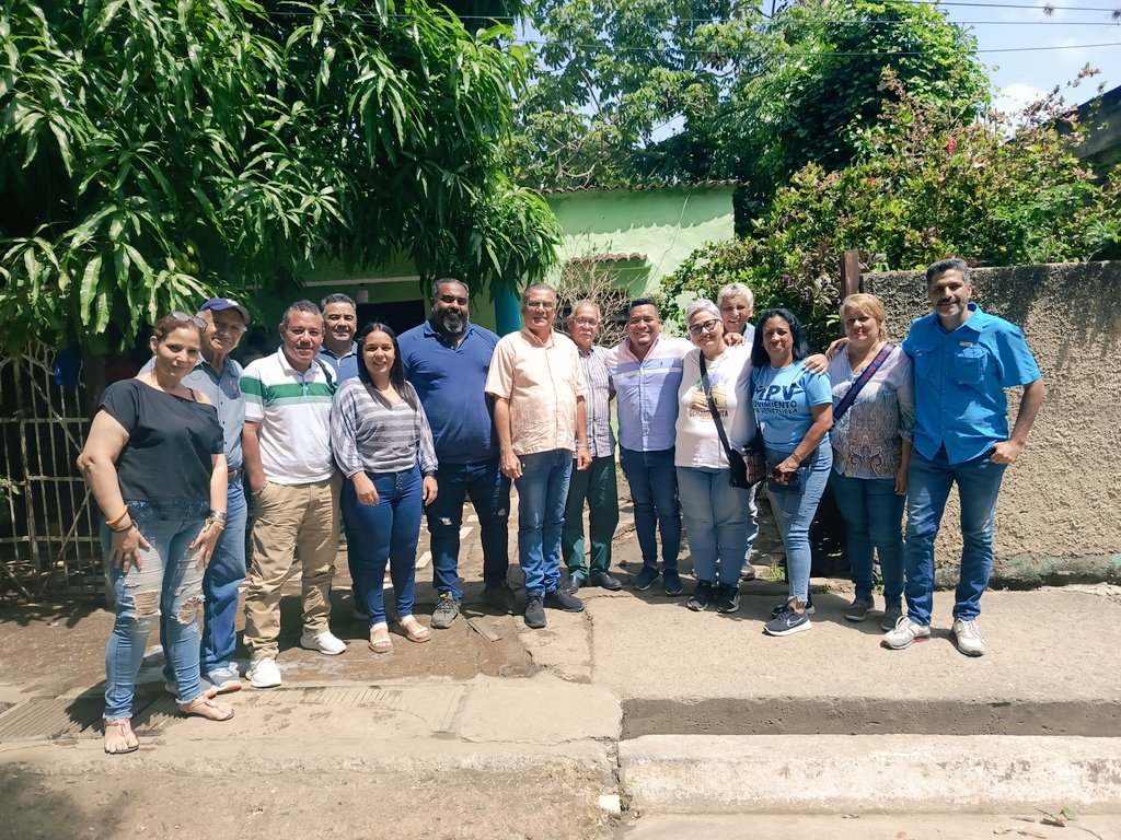 EdgarVidao's tweet photo. Reunión de @unidadvenezuela en Zamora, #Aragua. Compromiso de factores políticos en trabajar unidos para el triunfo del candidato @EdmundoGU en las próximas elecciones #28Jul. El dirigente regional de #MPV @gustavorangelg estuvo presente llevando un mensaje #Unitario
#VamosAGanar https://t.co/kF2XY0tW1u
