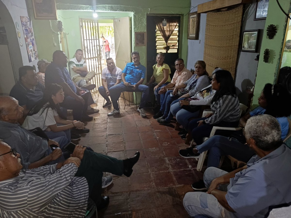 EdgarVidao's tweet photo. Reunión de @unidadvenezuela en Zamora, #Aragua. Compromiso de factores políticos en trabajar unidos para el triunfo del candidato @EdmundoGU en las próximas elecciones #28Jul. El dirigente regional de #MPV @gustavorangelg estuvo presente llevando un mensaje #Unitario
#VamosAGanar https://t.co/kF2XY0tW1u