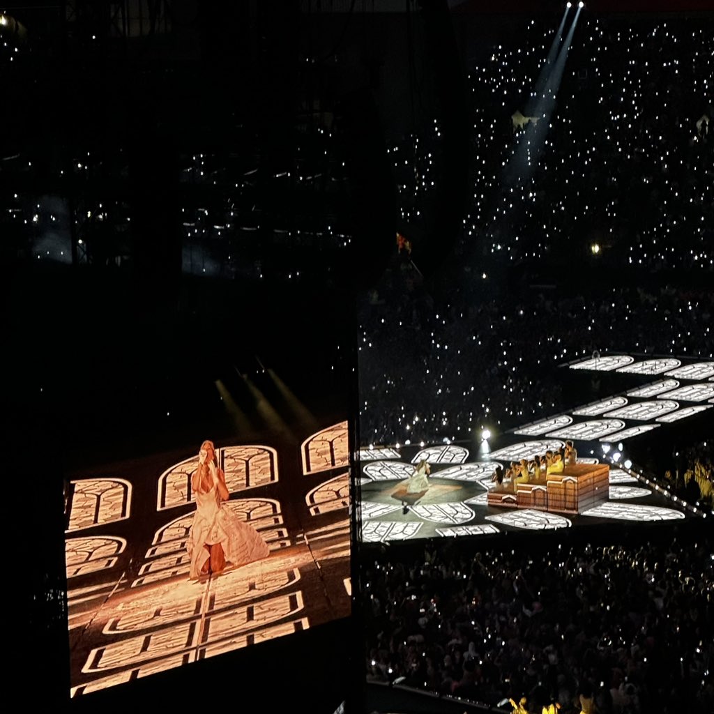 astoriye's tweet photo. 🚨The Eras Tour screen turned black during the end of ‘Mastermind’ and it turned on again during ‘Karma’
#TaylorSwift #LiverpoolTStheErasTour #TStheErasTour #taylorversion https://t.co/8HLDfN32Ye