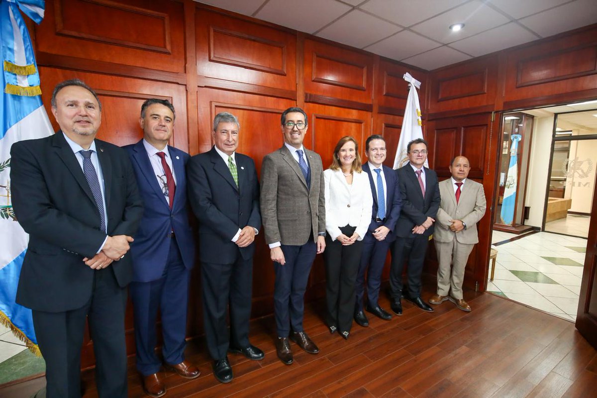 <a href="/BCIE_Org/">BCIE</a> Durante la reunión, la delegación del <a href="/BCIE_Org/">BCIE</a> dio a conocer las diversas líneas de financiamiento a las cuales podría acceder el país para apoyar los proyectos e iniciativas de bienestar social de la actual administración del <a href="/GuatemalaGob/">Gobierno de Guatemala 🇬🇹</a>.

#GuatemalaSaleAdelante