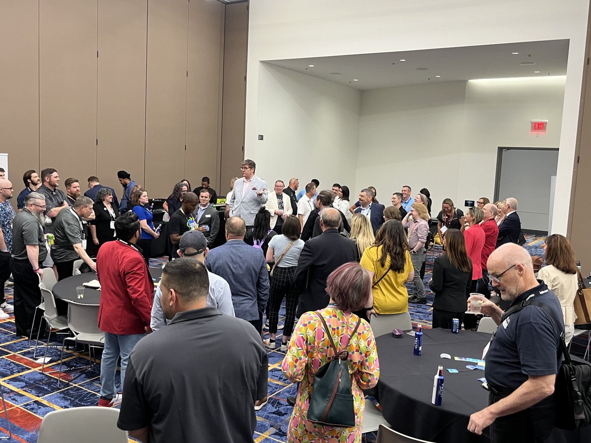 DailyDOOH's tweet photo. Big thx to ⁦@AVNationTV⁩ and their sponsors for the #Infocomm24 #AVTweetup, remember that you meet a stranger just once !! https://t.co/r1PnDCZJSn