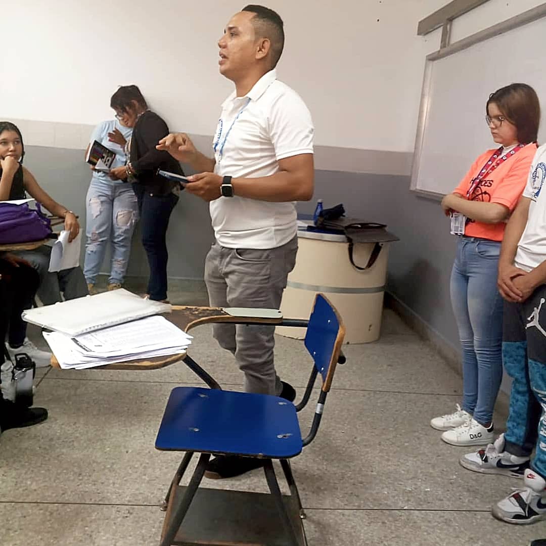 ValenciaHoy's tweet photo. Centro de Estudiantes de la Facultad de Ciencias de la Educación – UC se presentó al nuevo ingreso para dar orientaciones https://t.co/m8mcZvy75F @ValenciaHoy https://t.co/Pr3mHwtkVM