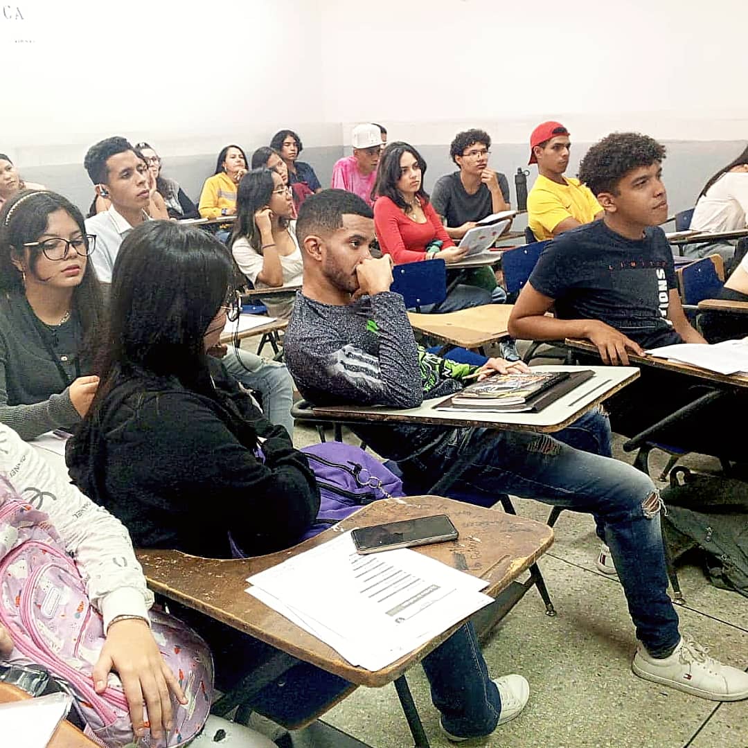 ValenciaHoy's tweet photo. Centro de Estudiantes de la Facultad de Ciencias de la Educación – UC se presentó al nuevo ingreso para dar orientaciones https://t.co/m8mcZvy75F @ValenciaHoy https://t.co/Pr3mHwtkVM