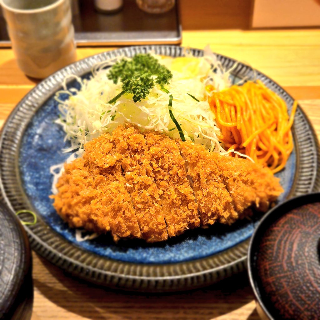 murohusi_com's tweet photo. おはようございます😊☀
平日の最終金曜日！💰

【本日の呟き】
若いうちに沢山の職種を経験しておいた方がいい理由は、経験しておいた方が相手の立場や周りの取引先や他部署の仕事が理解しやすくなり、効率的に仕事を回せるようになるからである。

今日も頑張るぞい！🔥 https://t.co/pgPqPR9mHl