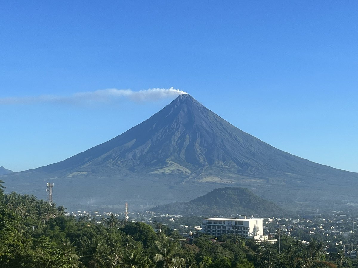 ABSCBNNews's tweet photo. LOOK: Mayon Volcano in Albay around 6:30 am, Friday, June 14, 2024. 

The volcano is still under alert level one. | via @Jose_Carretero8 #MayonVolcano https://t.co/uvgv1uO9Mp