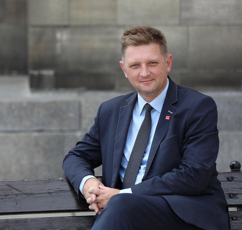 Panie Premierze <a href="/donaldtusk/">Donald Tusk</a> Potrzebujemy Rzecznika Prasowego Rządu!
Kogoś, kto trafi do ludzi z przekazem, np <a href="/ARozenek/">Andrzej Rozenek</a>  Polacy mają za mało Informacji o działaniach Rządu, w czasie rzeczywistym i na bieżąco nie jesteśmy informowani!
Ten brak Informacji, osłabia wiarę w cały Rząd