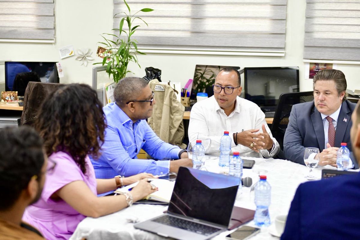 En el marco del Decreto núm. 316-24, en apoyo a la implementación gradual de la interoperabilidad para la puesta en funcionamiento del Sistema Nacional de Registro del Estado Civil, esta tarde sostuvimos una reunión con <a href="/Pasaportesrd/">Dirección General de Pasaportes</a>, <a href="/OGTICRDO/">OGTIC</a>, <a href="/cncgobdo/">Consejo Nacional de Competitividad 🇩🇴</a> y <a href="/burocraciacero_/">Burocraciacerord</a>.