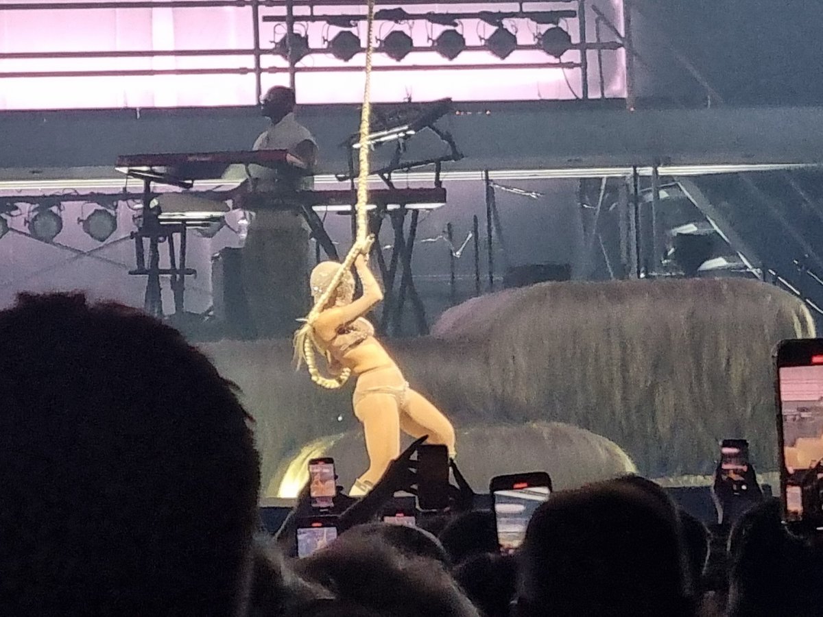 oh_aimee's tweet photo. Doja cat in Birmingham was everything, I realise now that I didn't need therapy, I just needed to scream Rules 😌
@DojaCat

#scarletworldtour #scarletworldtoureurope https://t.co/wYOJAM9DrU