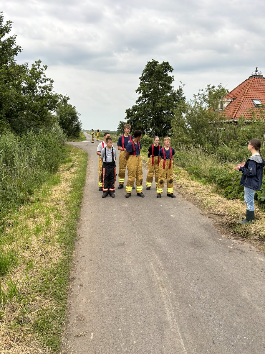 YFRTeam's tweet photo. Deze keer was de oefening op het terrein van jeugdleider Marieke in Broek in Waterland. Een brand in een mengvoermachine moest geblust worden en een slachtoffer moest ook nog gered worden. Ook heeft ‘oud’ jeugdlid Renske het exerceren weer  onder de aandacht gebracht. https://t.co/C6VOxa4LNM