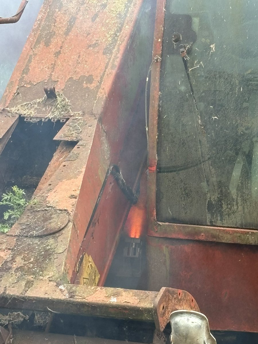 YFRTeam's tweet photo. Deze keer was de oefening op het terrein van jeugdleider Marieke in Broek in Waterland. Een brand in een mengvoermachine moest geblust worden en een slachtoffer moest ook nog gered worden. Ook heeft ‘oud’ jeugdlid Renske het exerceren weer  onder de aandacht gebracht. https://t.co/C6VOxa4LNM