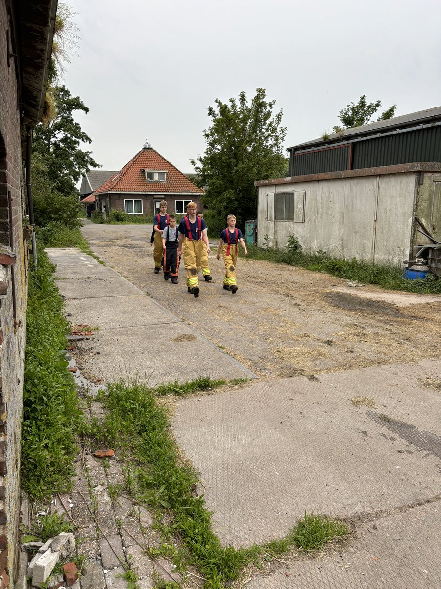 YFRTeam's tweet photo. Deze keer was de oefening op het terrein van jeugdleider Marieke in Broek in Waterland. Een brand in een mengvoermachine moest geblust worden en een slachtoffer moest ook nog gered worden. Ook heeft ‘oud’ jeugdlid Renske het exerceren weer  onder de aandacht gebracht. https://t.co/C6VOxa4LNM