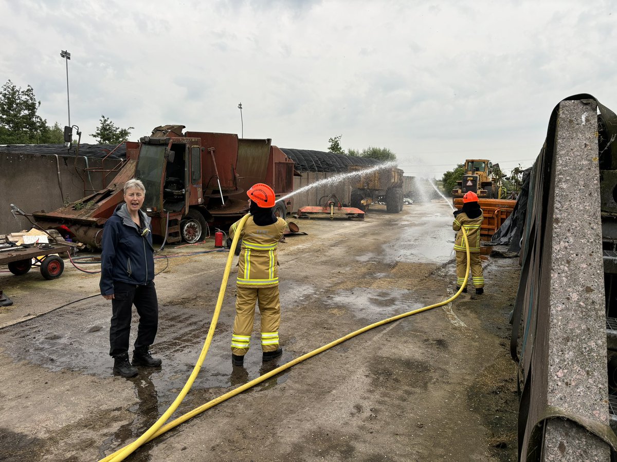 YFRTeam's tweet photo. Deze keer was de oefening op het terrein van jeugdleider Marieke in Broek in Waterland. Een brand in een mengvoermachine moest geblust worden en een slachtoffer moest ook nog gered worden. Ook heeft ‘oud’ jeugdlid Renske het exerceren weer  onder de aandacht gebracht. https://t.co/C6VOxa4LNM