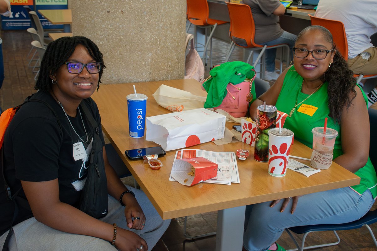 UTSA's tweet photo. Summer means more families on campus and we're here for it. π§‘ π
#UTSA #UTSA24 #UTSAOrientation #FutureRoadrunner | @UTSAFamily @UTSAStudents https://t.co/CRDOxaWgYM