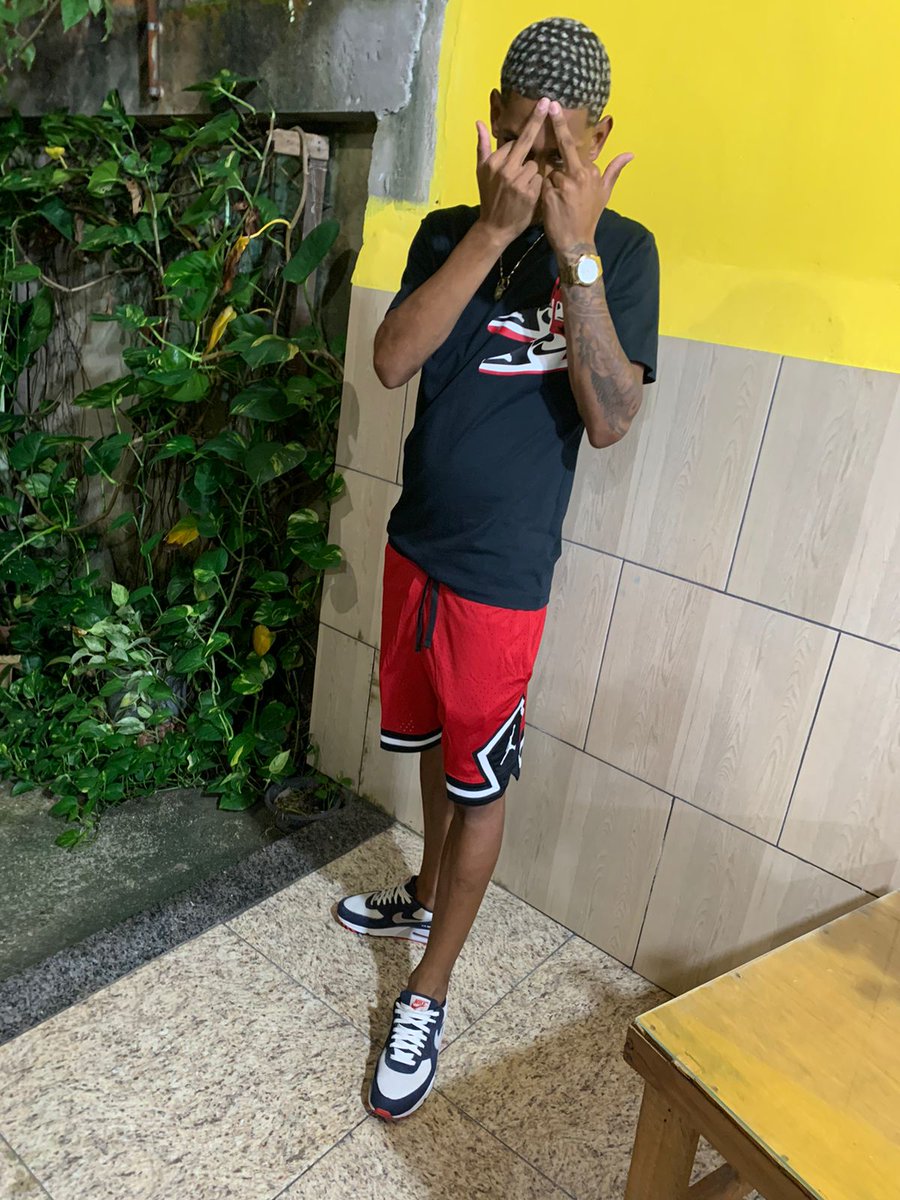 Hudson_Crf021's tweet photo. Estampado na cara a revolta de um menorzinho que já sofreu..🤙🏾 https://t.co/Y1SasqMFPk