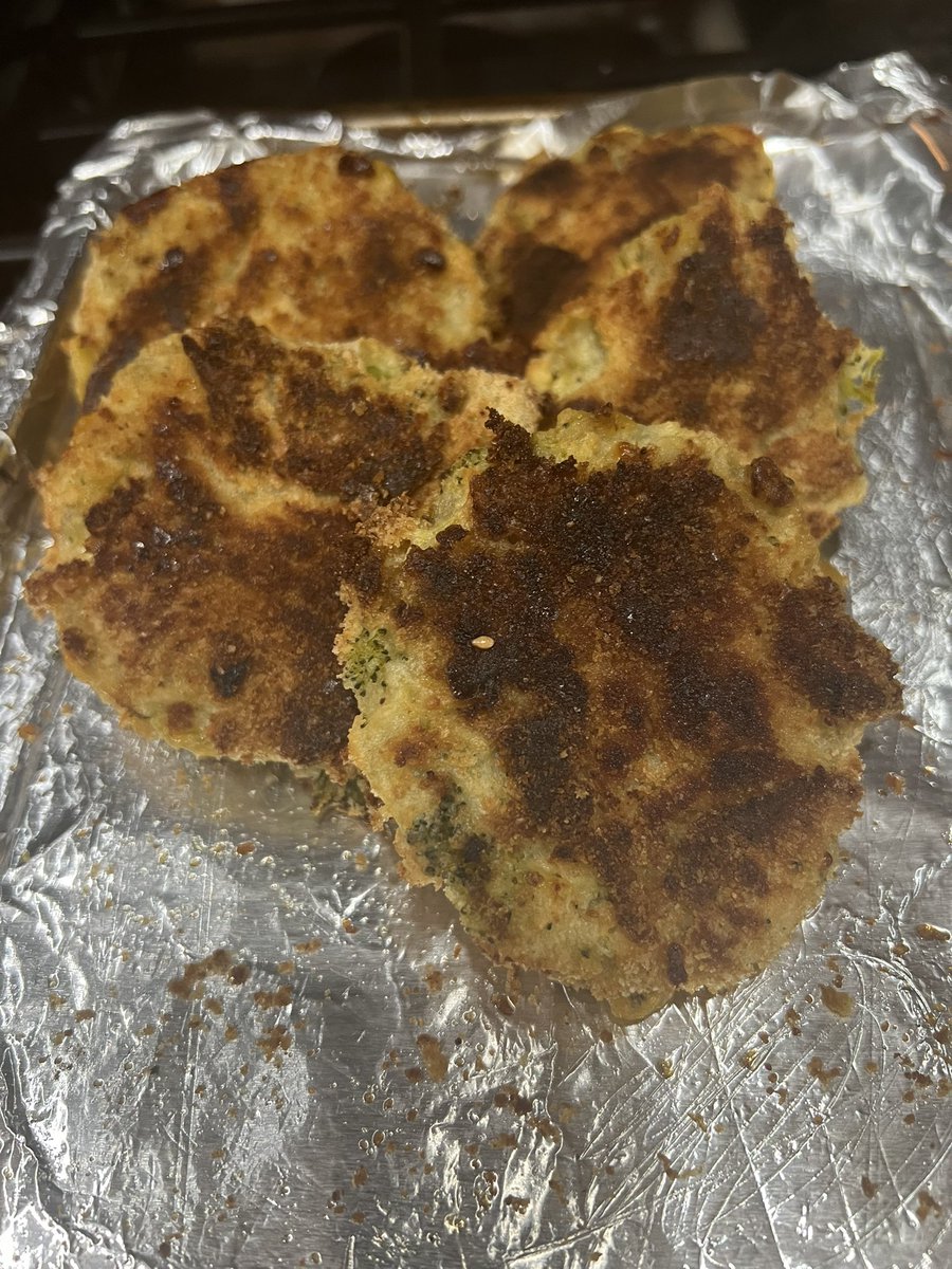 DrLoretoJackson's tweet photo. Another winner from #LoretosLab Broccoli/Potato patties. Baked instead of fried-still crispy. https://t.co/9mazVgLt57