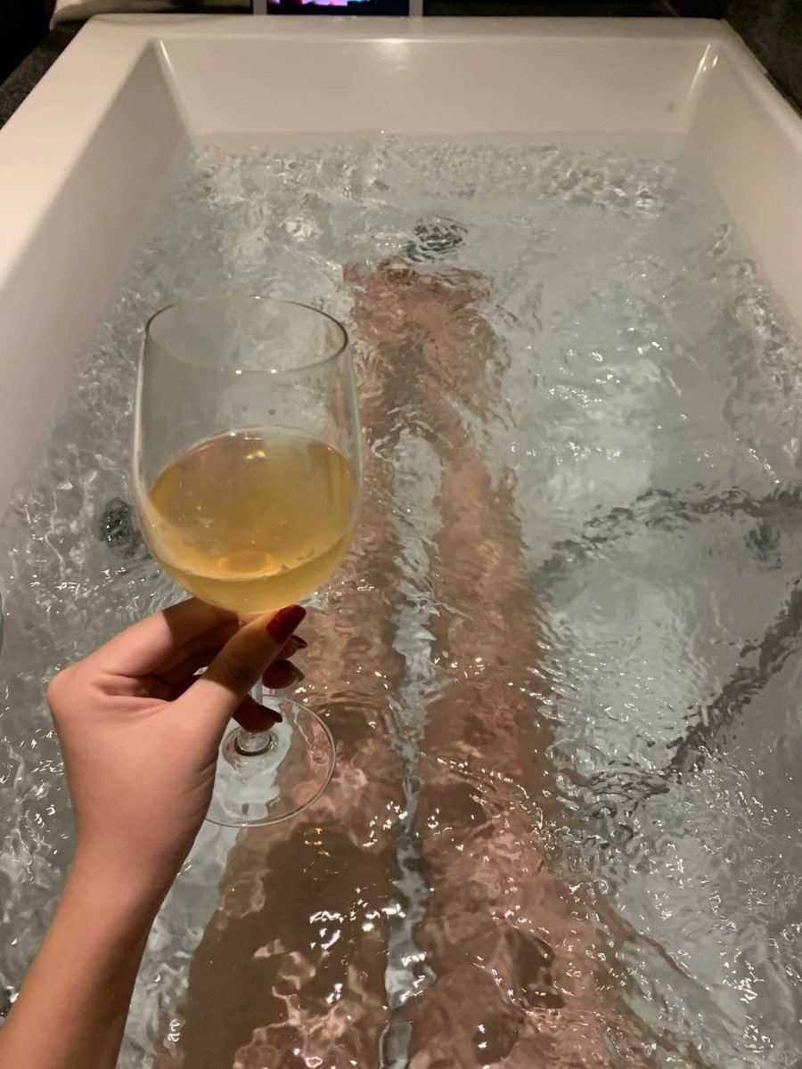 Rose1023166's tweet photo. Enjoying a relaxing hot shower night 📷📷 https://t.co/BO1joii0KX