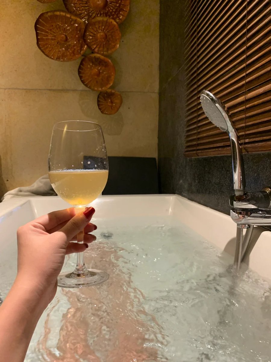 Rose1023166's tweet photo. Enjoying a relaxing hot shower night 📷📷 https://t.co/BO1joii0KX