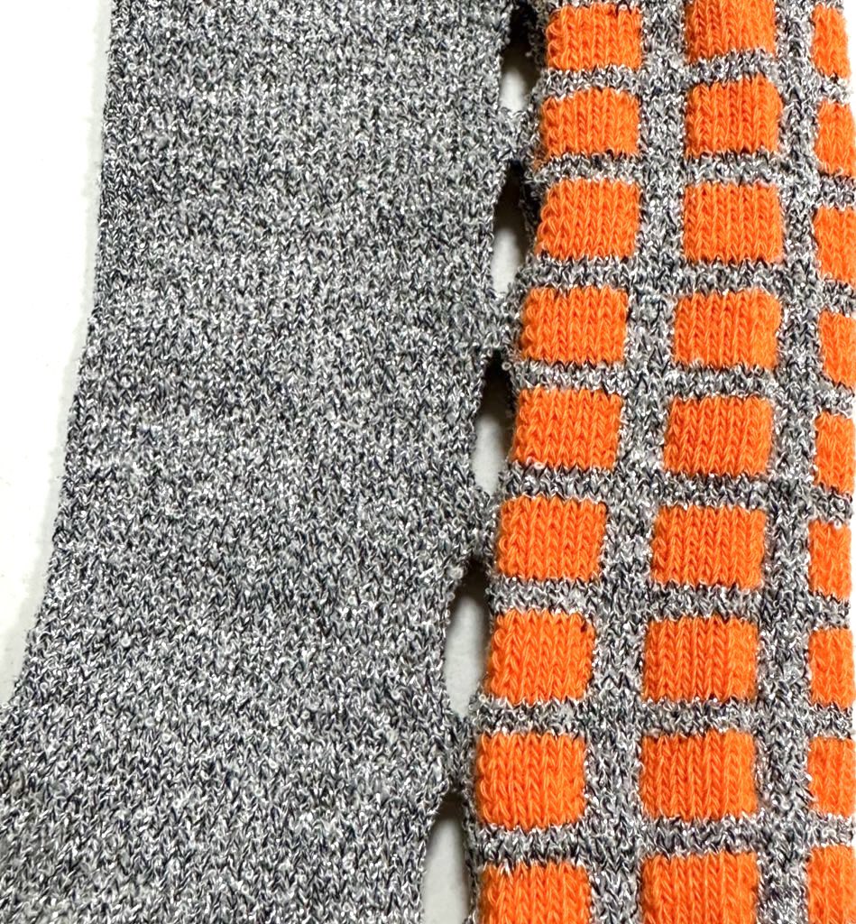 KnittingUchii's tweet photo. 脱いだらこんな感じ。
このくらいの穴で、履いたらひろがって丸い穴になるの、ほんと面白い!
靴下の穴といえば親指の穴くらいしか思いつかなかったけど、それがデザインになるとはね。
こういうデザインのにしては少し厚めだから、スニーカーとかにも合わせれそう✨👟✨
#BANSAN https://t.co/64bG3SXefK