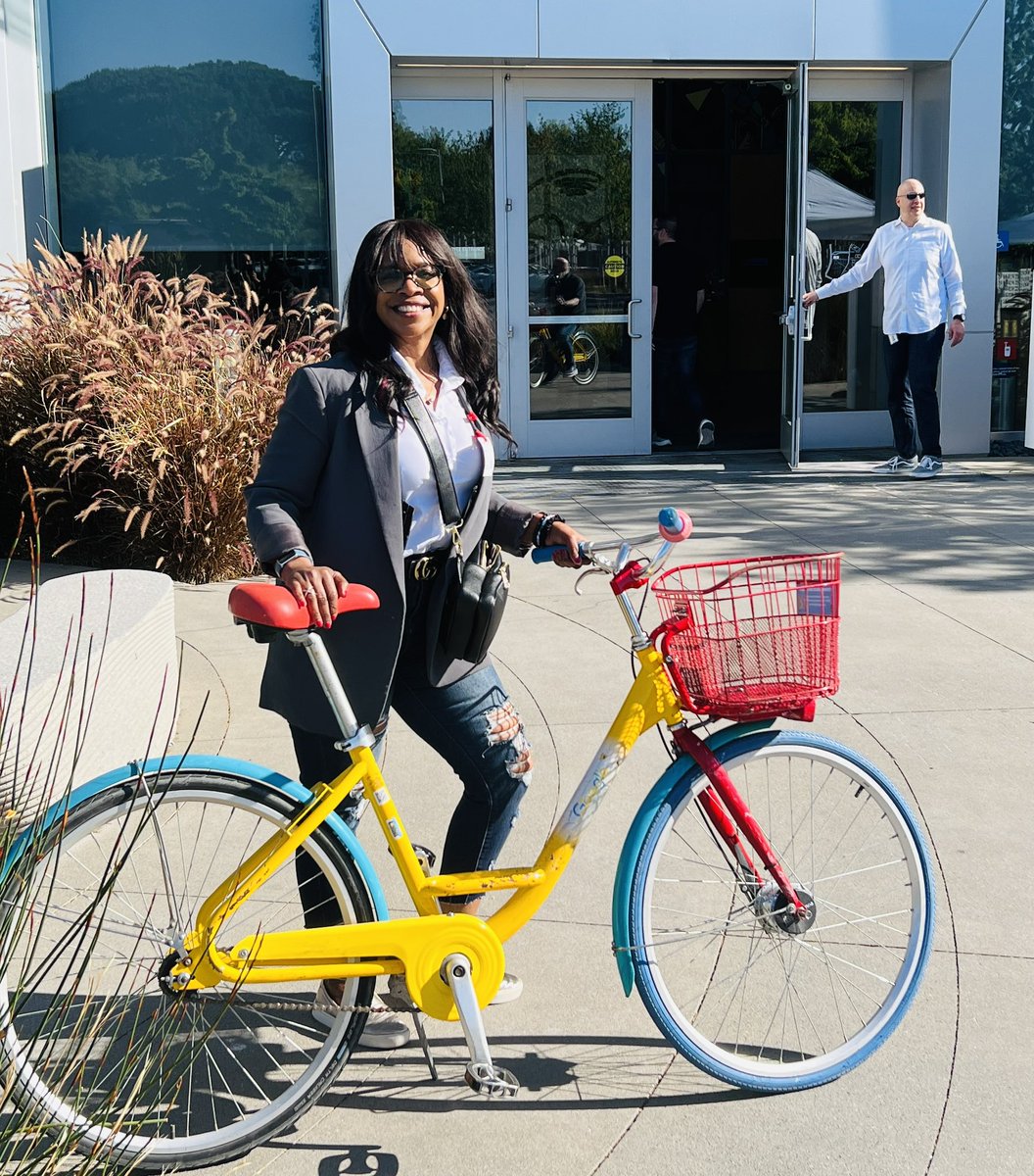 colleencoll's tweet photo. “A bad workout is better than a good excuse.” — @ballen_clt Navigating through the @googlecloud campus is a flex. 💪🏾 Whew! My @fitbit is on fire.🔥 🚴 #googlebikes #CFD20 @TechFieldDay #cloudfieldday https://t.co/vUkhS8AN5R