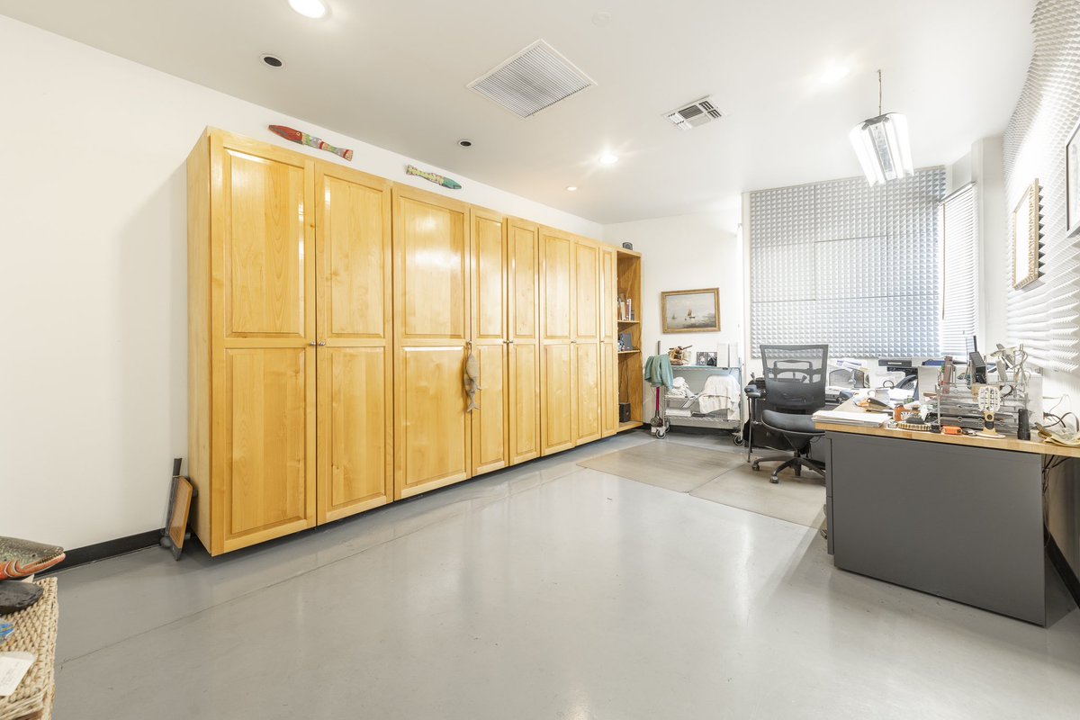 RogerPerryLA's tweet image. Just Listed!! 

7820 Gloria Ave 
Van Nuys

Available at $6,450,000

16,760 SF 100% Leased

Rare Warehouse in Prime Van Nuys. 15,817 sqft improvement. 33,035 lot size. Tons of parking. Zone M2-1. Light Mfg. Seller may carry. Tenant occupied and will exit at the end of October.