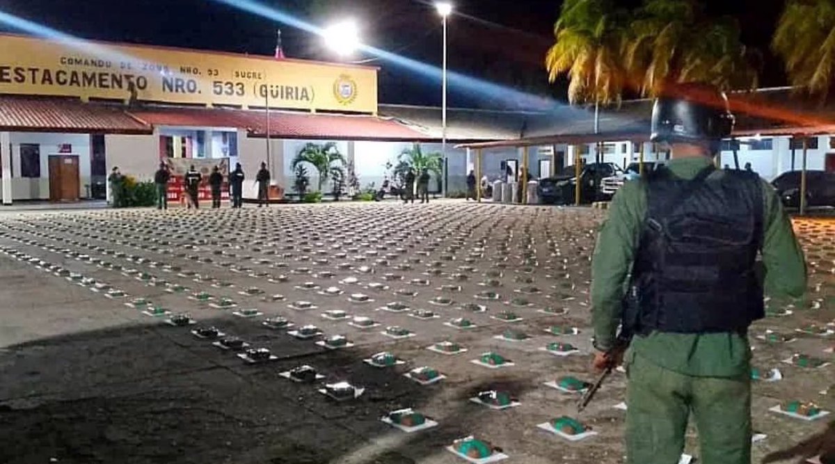 leonardojqh's tweet photo. En el marco de las operaciones conjuntas "General Domingo Antonio
Sifontes" en las costas de la Fachada Atlántica y la Operación "Cacique Cayaurima" en las cadenas montañosas del estado Sucre, efectivos de la #FANB 🇻🇪 incautaron 1.842 Panelas de Marihuana con peso de 976,26 Kg. https://t.co/b7GTYgSm8e