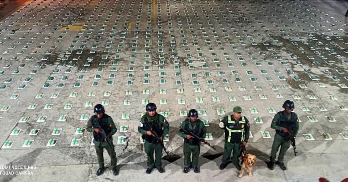 leonardojqh's tweet photo. En el marco de las operaciones conjuntas "General Domingo Antonio
Sifontes" en las costas de la Fachada Atlántica y la Operación "Cacique Cayaurima" en las cadenas montañosas del estado Sucre, efectivos de la #FANB 🇻🇪 incautaron 1.842 Panelas de Marihuana con peso de 976,26 Kg. https://t.co/b7GTYgSm8e