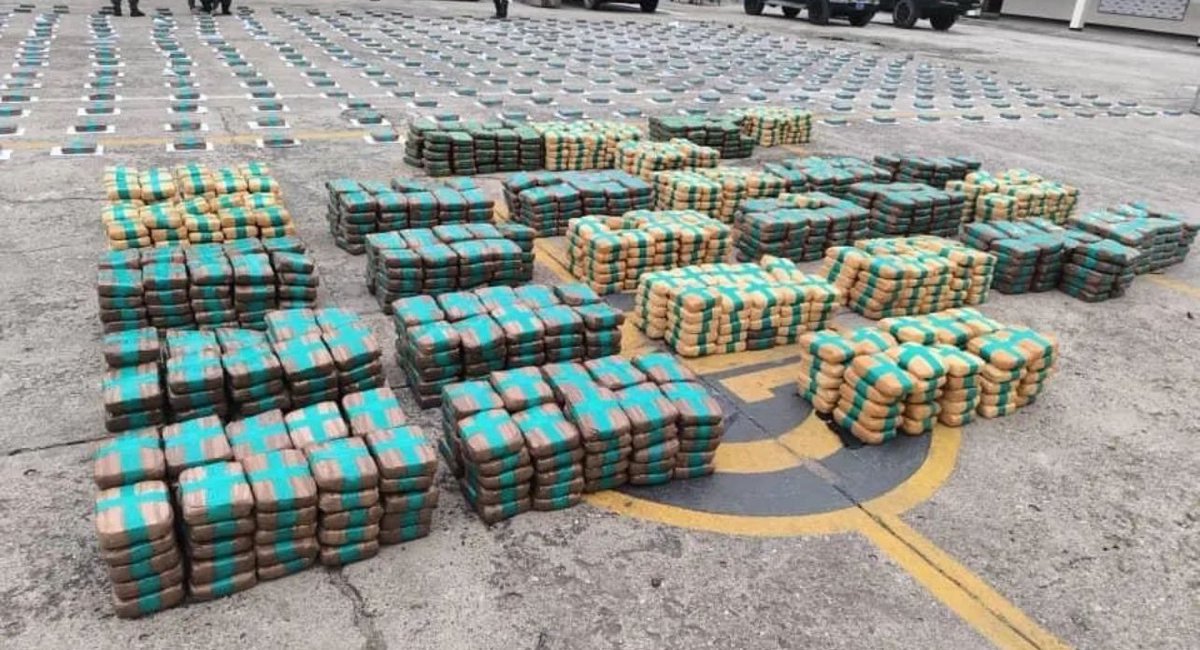 leonardojqh's tweet photo. En el marco de las operaciones conjuntas "General Domingo Antonio
Sifontes" en las costas de la Fachada Atlántica y la Operación "Cacique Cayaurima" en las cadenas montañosas del estado Sucre, efectivos de la #FANB 🇻🇪 incautaron 1.842 Panelas de Marihuana con peso de 976,26 Kg. https://t.co/b7GTYgSm8e