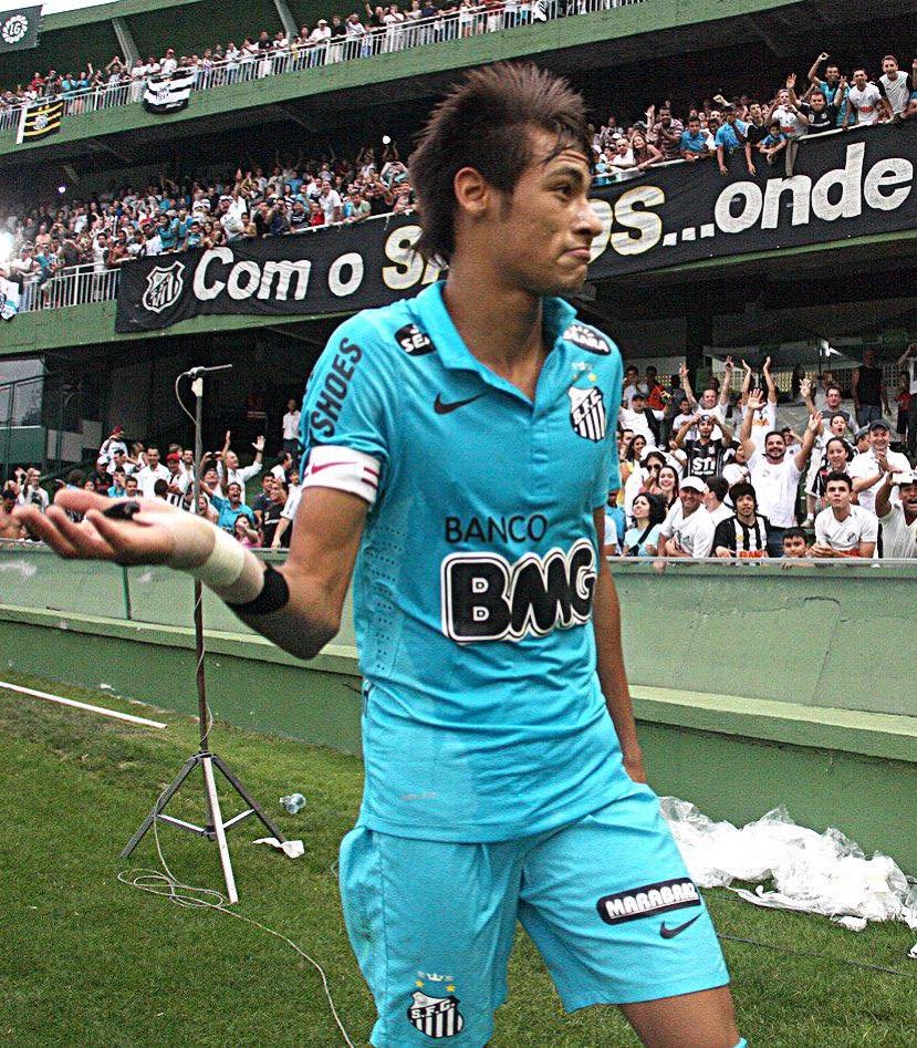 EmpNeymar's tweet photo. Esse cara, essa camisa, esse tempo…

Eu era muito feliz! https://t.co/mYvGqhuLIn