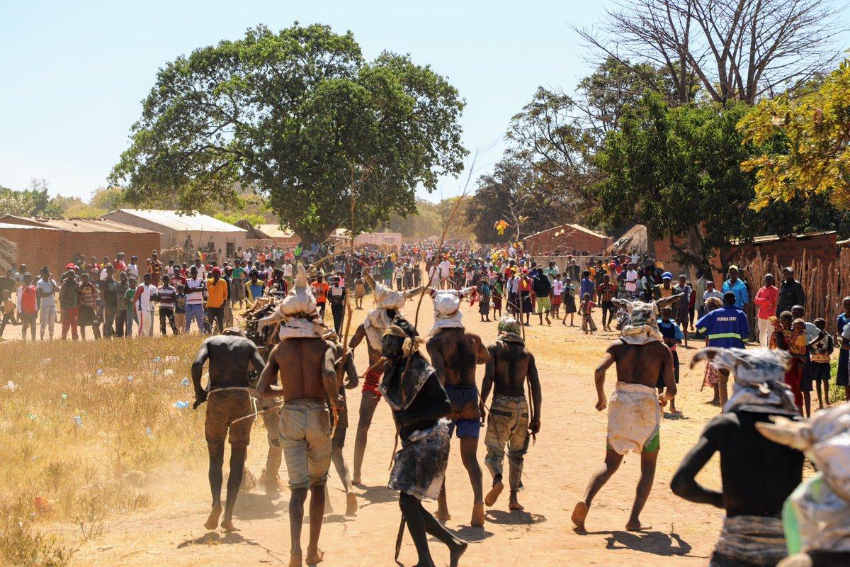 fashionjr10's tweet photo. GOD BLESS 🙏🏿
I’M HOME 🏠 
The warm welcome from my villages was truly heartwarming 😢❤️🥰

FS10 DREAMS DON’T DIE
Read: Colossians 3:14🙏🏿
I’m grateful and honoured for such a beautiful welcome and I love you all❤️🙏🏿
Zikomo kwambiri Nathokoza 🙏🏿😢 https://t.co/D4jmLf0CfB