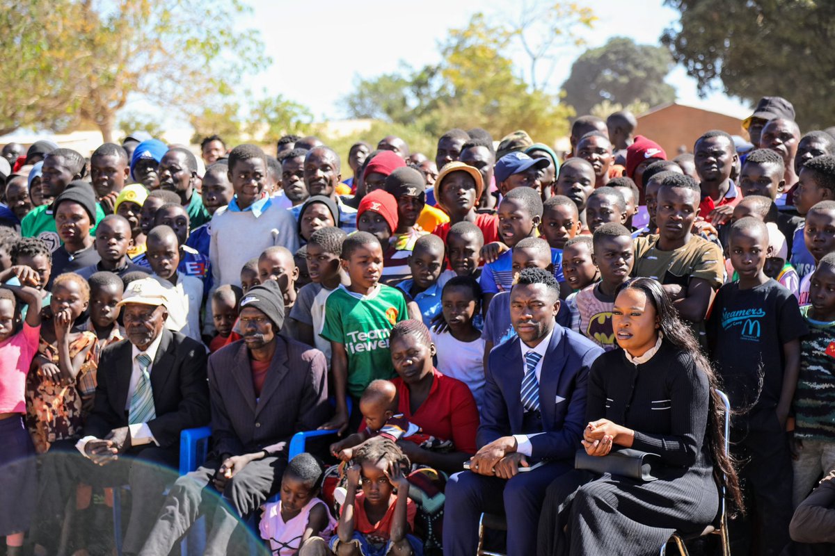 fashionjr10's tweet photo. GOD BLESS 🙏🏿
I’M HOME 🏠 
The warm welcome from my villages was truly heartwarming 😢❤️🥰

FS10 DREAMS DON’T DIE
Read: Colossians 3:14🙏🏿
I’m grateful and honoured for such a beautiful welcome and I love you all❤️🙏🏿
Zikomo kwambiri Nathokoza 🙏🏿😢 https://t.co/D4jmLf0CfB
