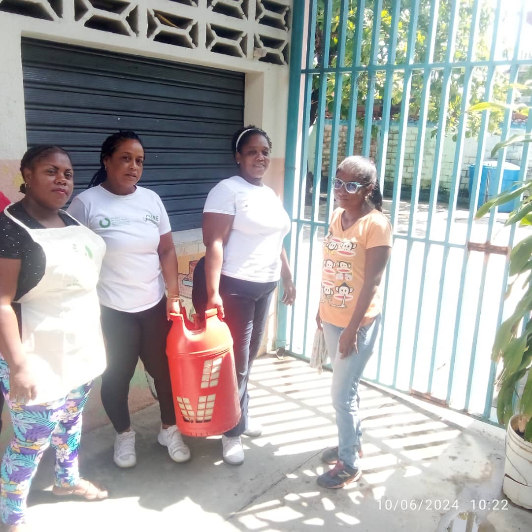 Gracias <a href="/NicolasMaduro/">Nicolás Maduro</a>  
 por tanto amor hoy la <a href="/cnaeoficial/">cnaeoficial</a> somos testigos del trabajo,entrega y la necesidad de dar mejores condiciones, <a href="/cnaebarlovento/">CnaeBarlovento</a>  tiene respuesta de la <a href="/VenAppSocial/">Ven | App</a>  1x10 del Buen Gobierno , hemos recibido 1 cilindro de 10kg por parte de <a href="/gas_comunal/">PDVSA Gas Comunal S.A.</a> .