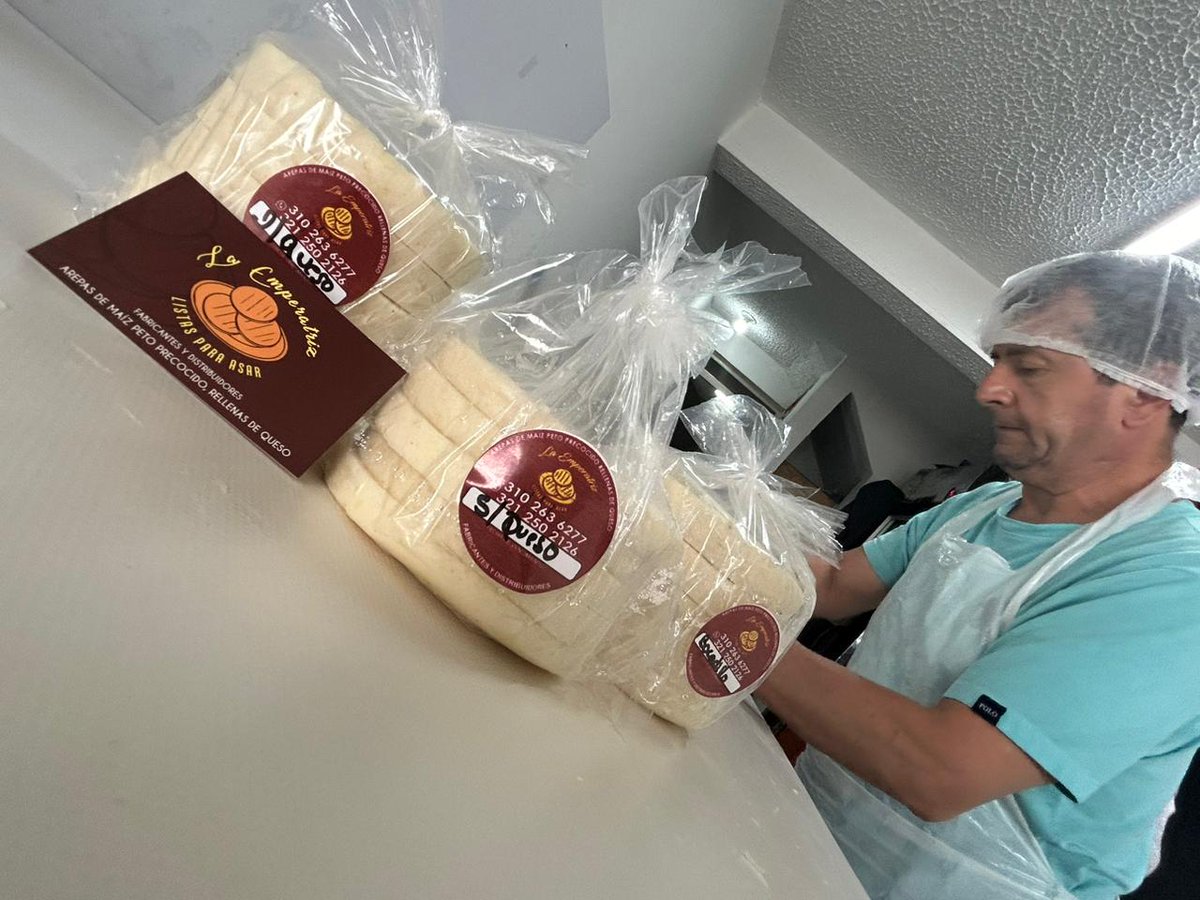 geovatom's tweet photo. Cada ❣️, cada Rt es de gran ayuda para nosotros!! Deseamos seguir llegando a más hogares bogotanos!! Contamos con las más deliciosas arepas de maíz peto que puedan llegar a probar 🫓🫓.. Pedidos al DM o al 3212502126!! https://t.co/AbbJZOdmLt