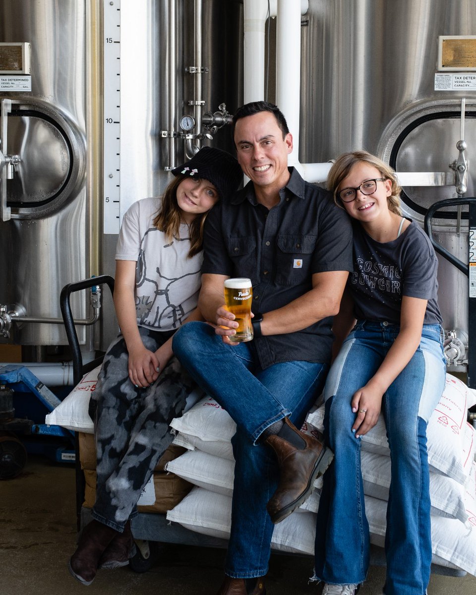 We know what dad wants this Father's Day 🍺 

Celebrate with HALF OFF our *new* Puesto Clara 6-packs! Available for takeaway at all Puesto locations on June 16th, until supplies last. 

👨‍👧‍👧 : Our Brewer, Jacob, and his two daughters!